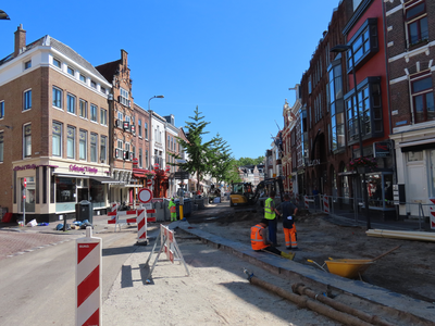 850123 Gezicht op de herinrichtingswerkzaamheden aan het begin van de Voorstraat te Utrecht.